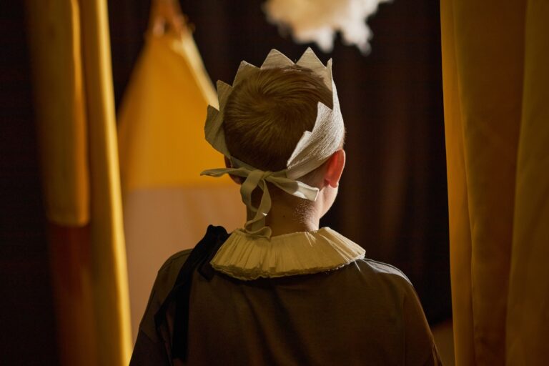 prikaz dečaka u kostimu u pozorištu