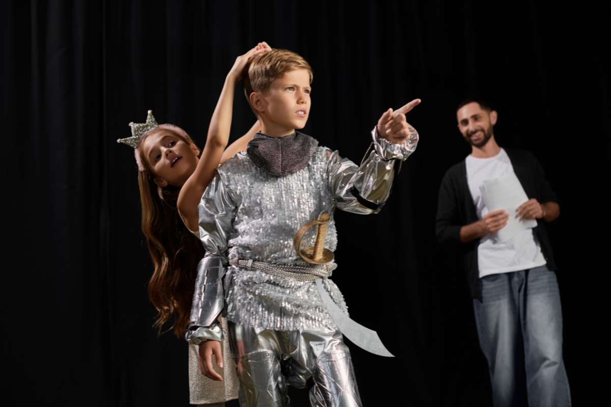 prikaz dečaka i devojčice koji glume u pozorištu